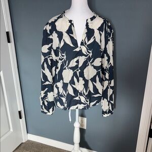 NWOT Ann Taylor Factory Floral Print Women's Top - Navy and White